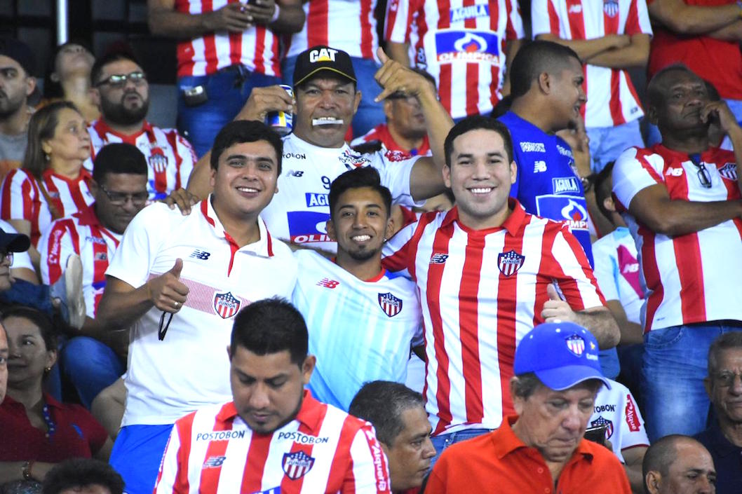 Junioristas respaldando al equipo en las gradas.