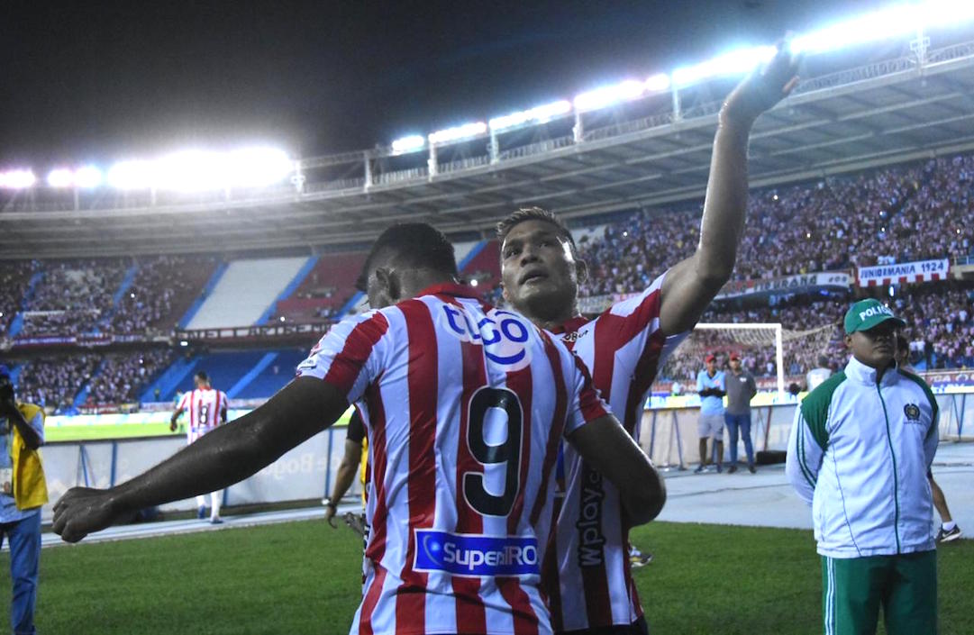 Teófilo Gutiérrez festejando con Miguel Ángel Borja.