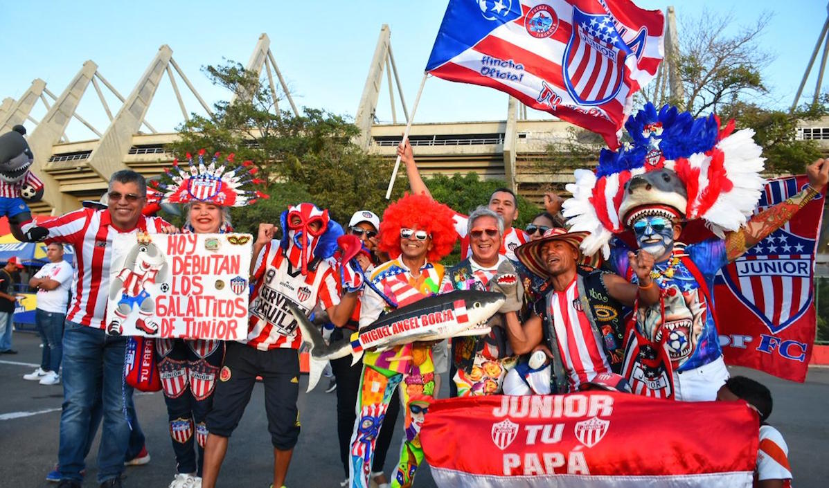 Aficionados a su llegada al estadio Metropolitano.