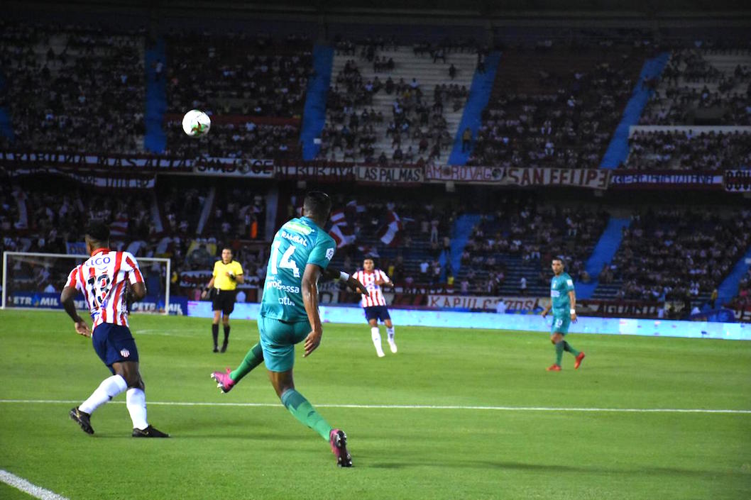 Alex Rambal rechaza el balón ante el asedio de Cristian Higuita.
