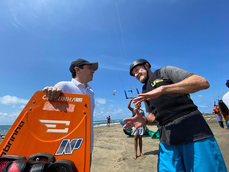 El Secretario de Desarrollo Económico, Miguel Vergara, con un deportista náutico.