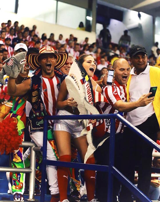 Idabella apoyando a los 'tiburones' desde la tribuna.