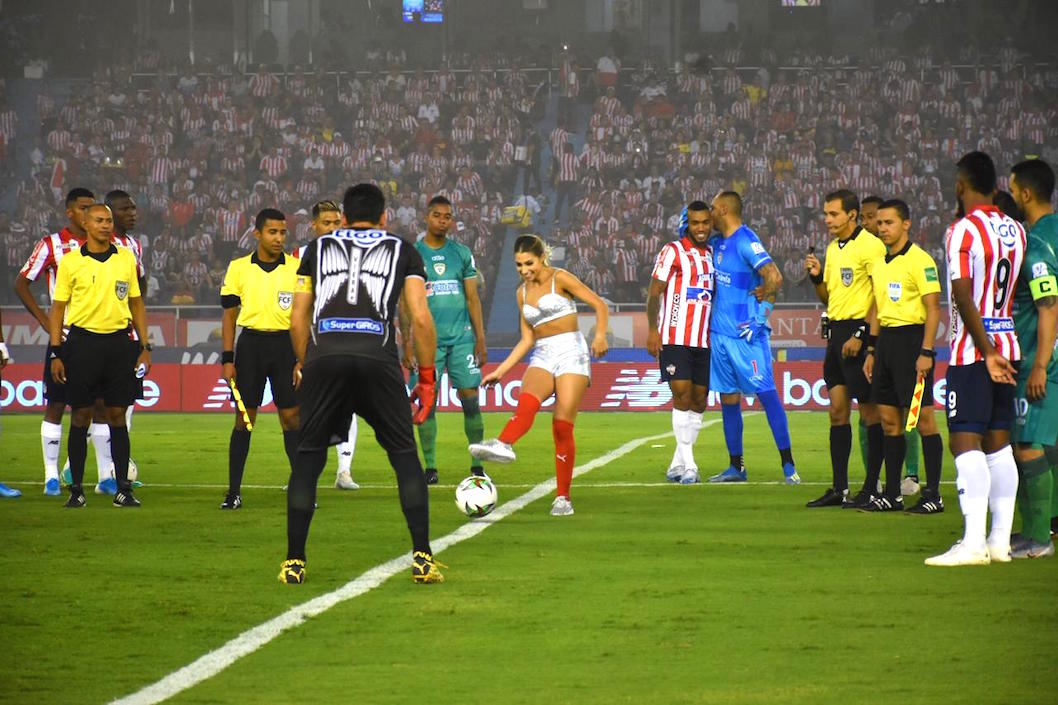 Juan Pablo Mercado Haciendo el saque de honor.