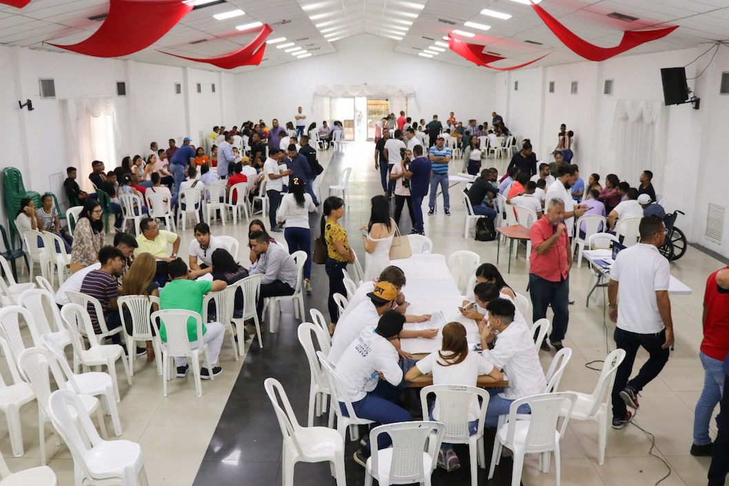 Las mesas de trabajo en plena labor.