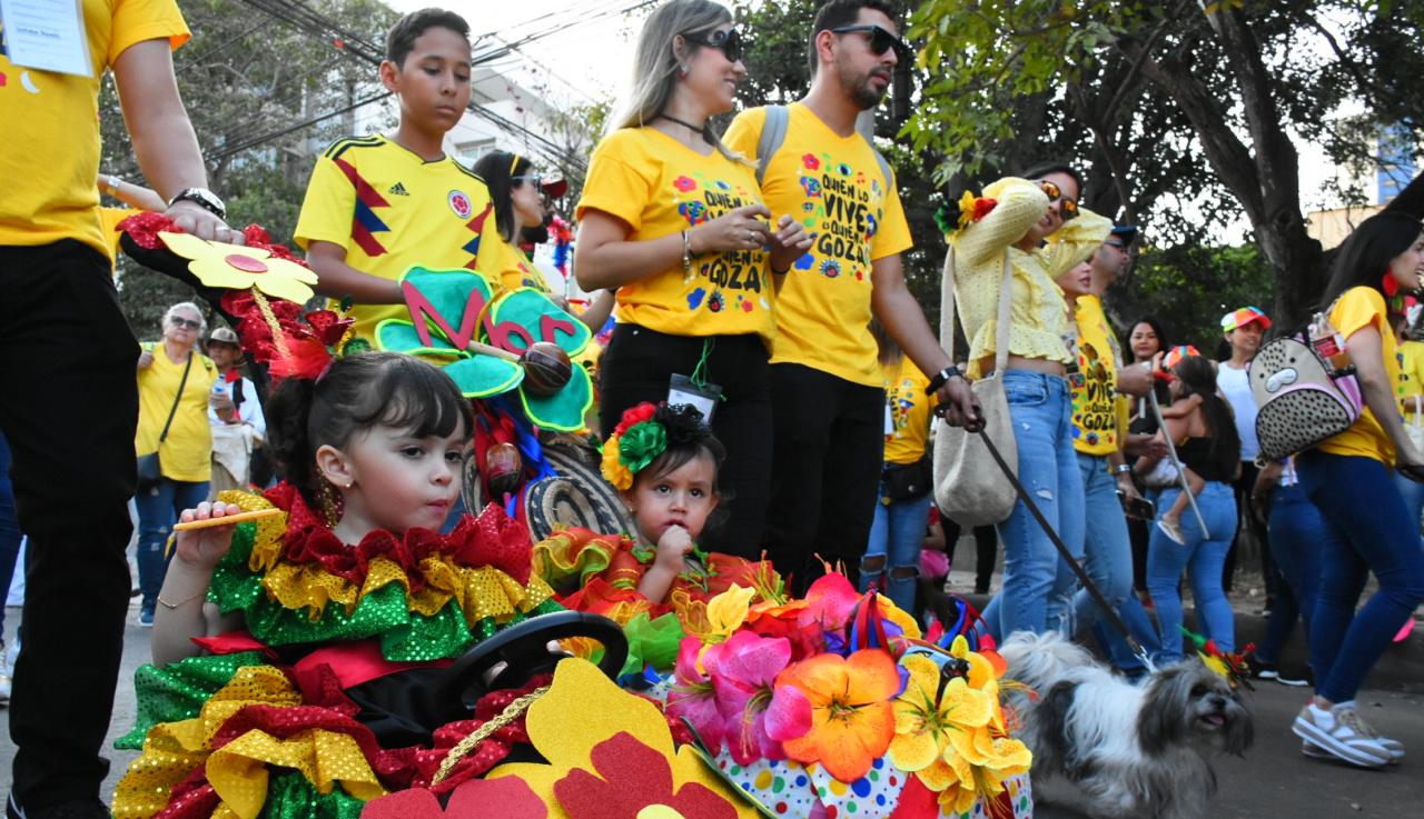 Los padres acompañaron a sus hijos durante el desfile.