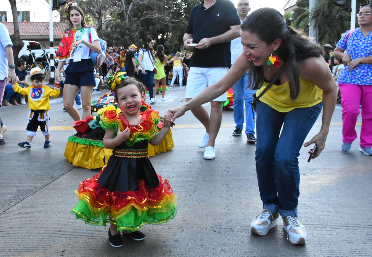 Los padres acompañaron a sus hijos durante el desfile.