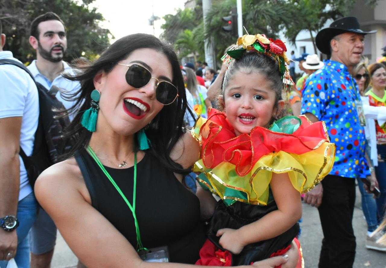 Los padres acompañaron a sus hijos durante el desfile.