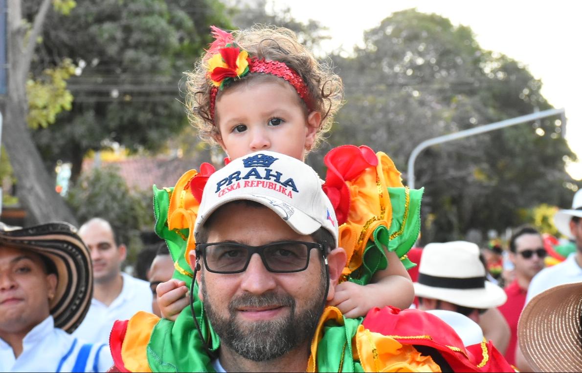 Los padres acompañaron a sus hijos durante el desfile.