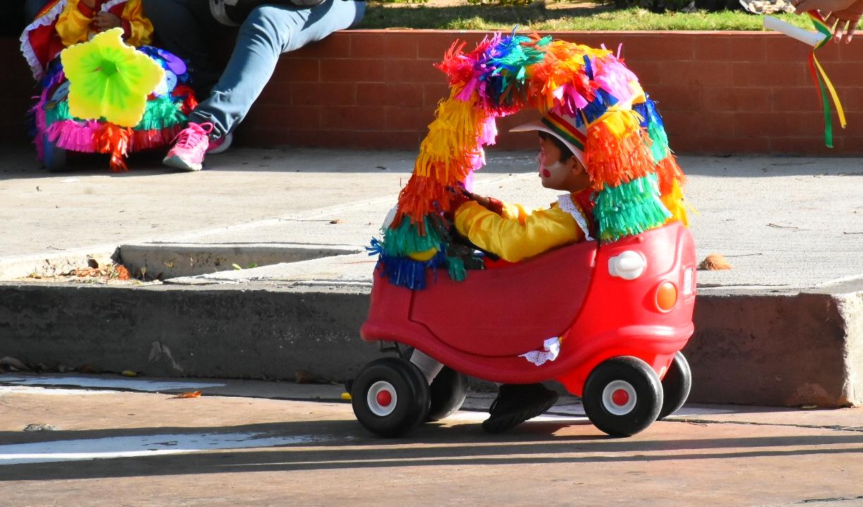 Niño participando en desfile del Garabatico del Country.