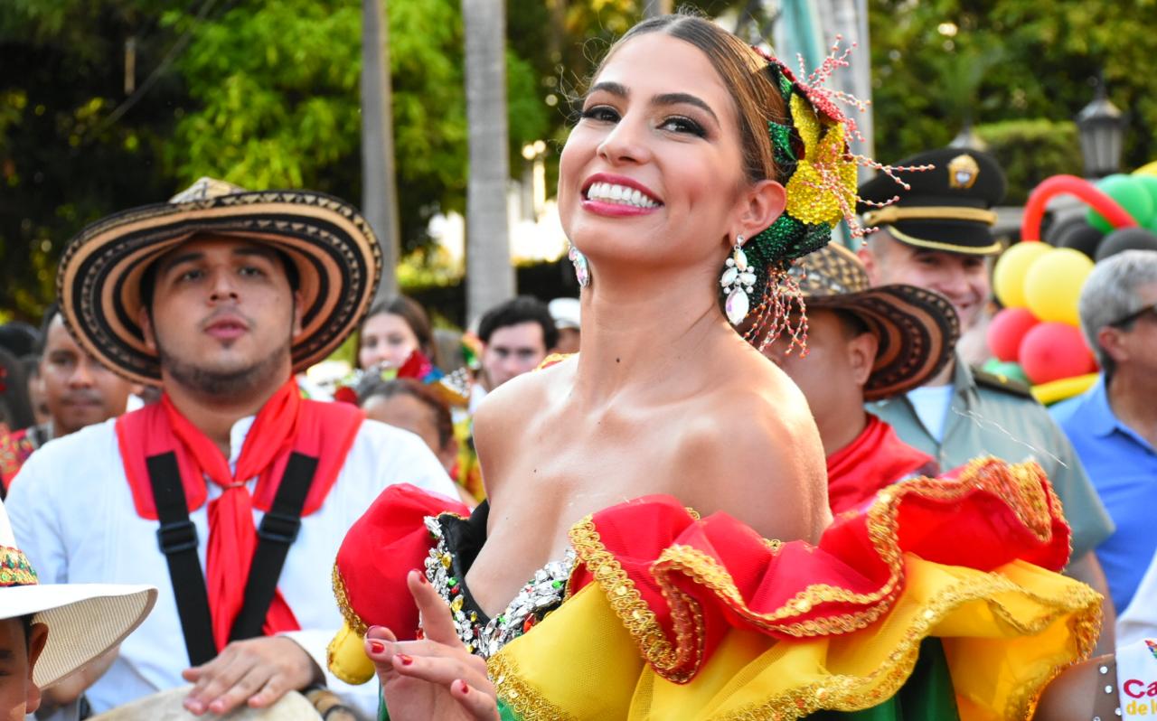 La Reina del Carnaval Isabella Chams en medio del desfile.