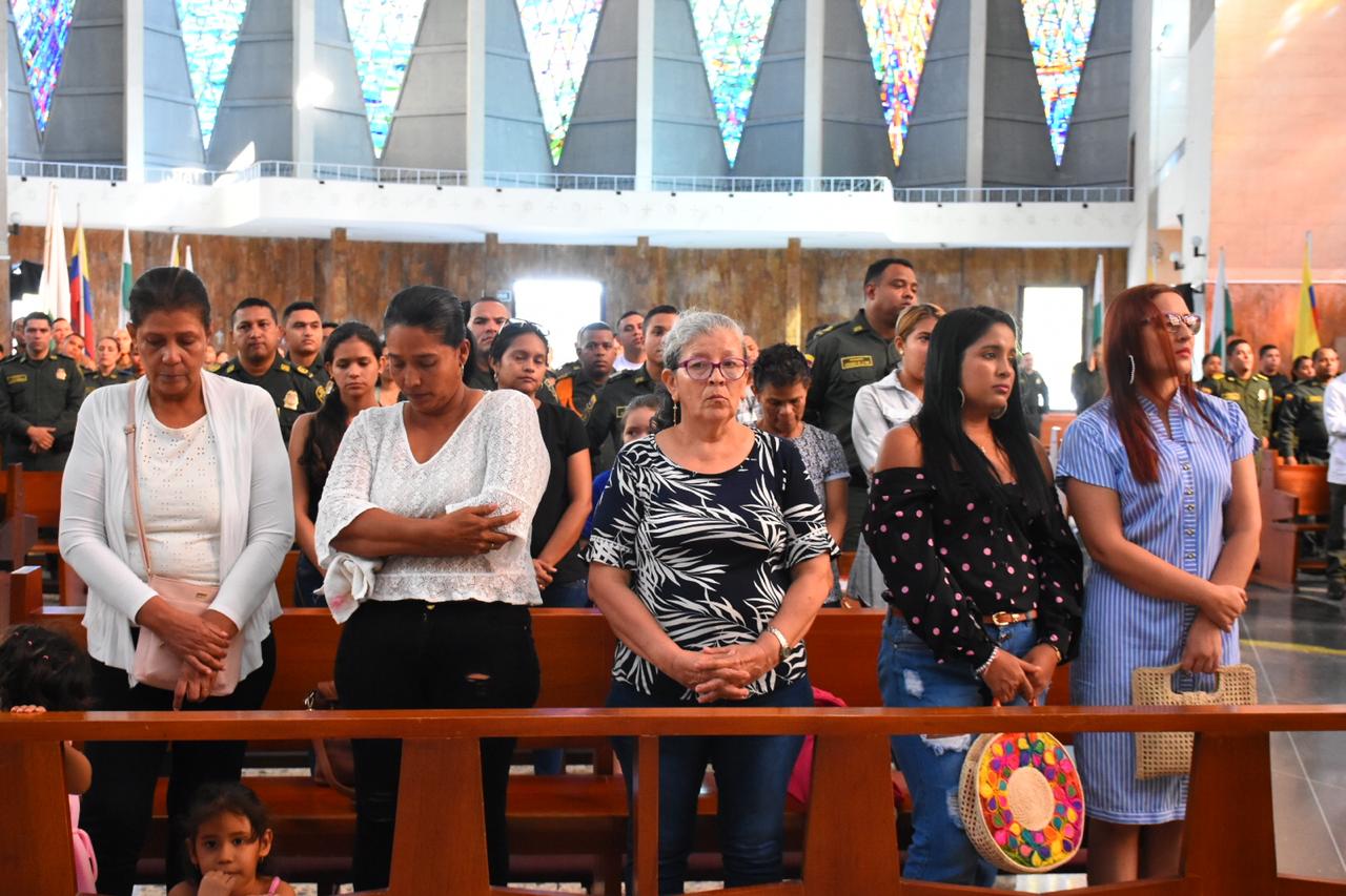 Familiares y allegados de los policías fallecidos en el atentado.