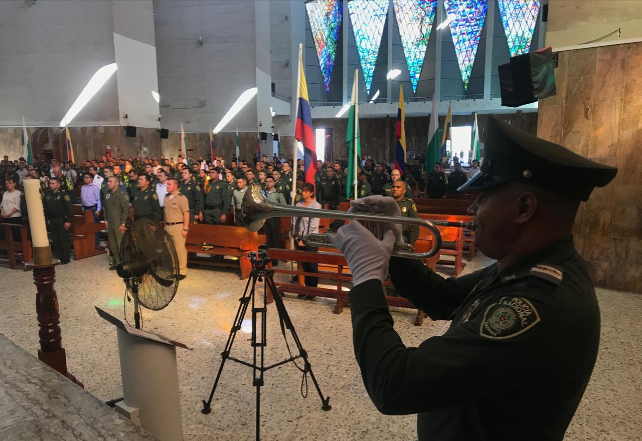 Un minuto de silencio por los policías fallecidos.