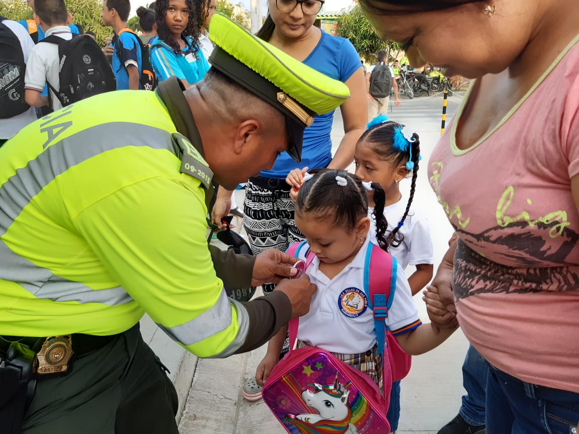  Profesionales de la Policía Nacional brindaron una grata bienvenida a los estudiantes.