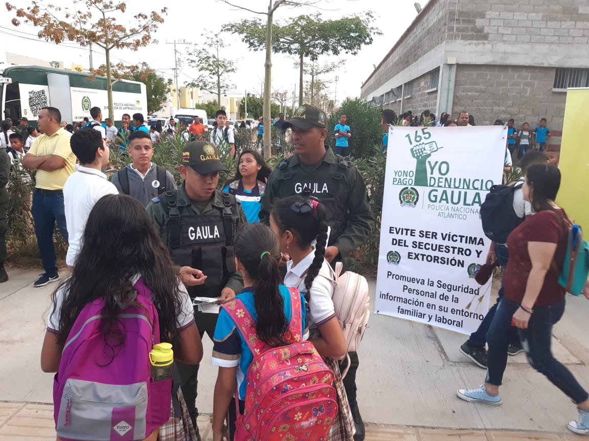 Los uniformados se ubicaron en la entrada de los planteles educativos.