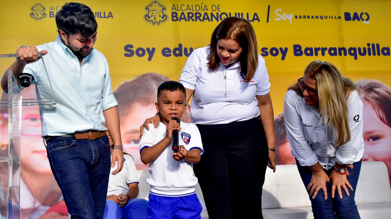 El Alcalde de Barranquilla, Jaime Pumarejo y la secretaria de Educación, Bibiana Rincón.