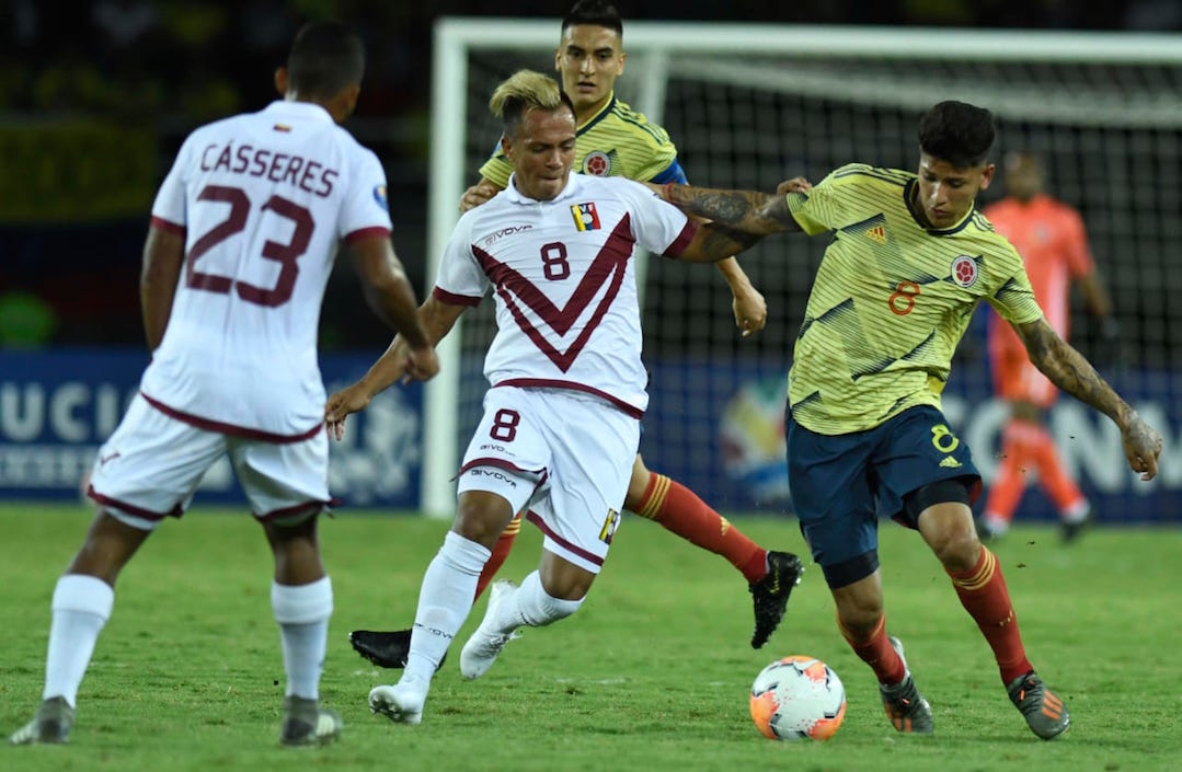 Jorge Carrascal enfrentando la marca de Cristhian Rivas y Cristian Cásseres.