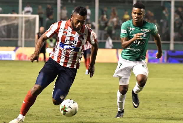 Miguel Ángel Borja disputando el balón con Darwin Andrade.