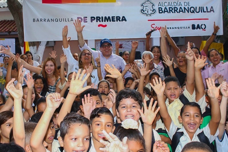 La primera dama del Distrito, Silvana Puello y los niños que recibieron kits escolares.