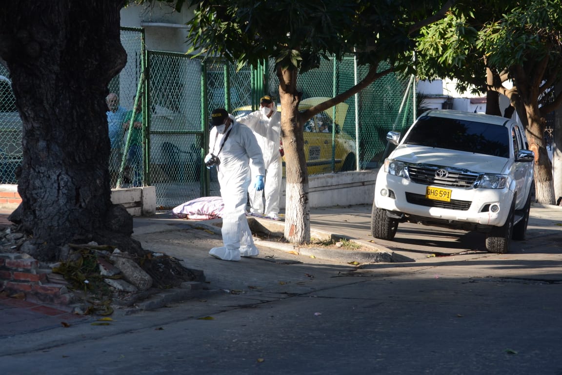 La Sijin inspeccionando el lugar de los hechos.