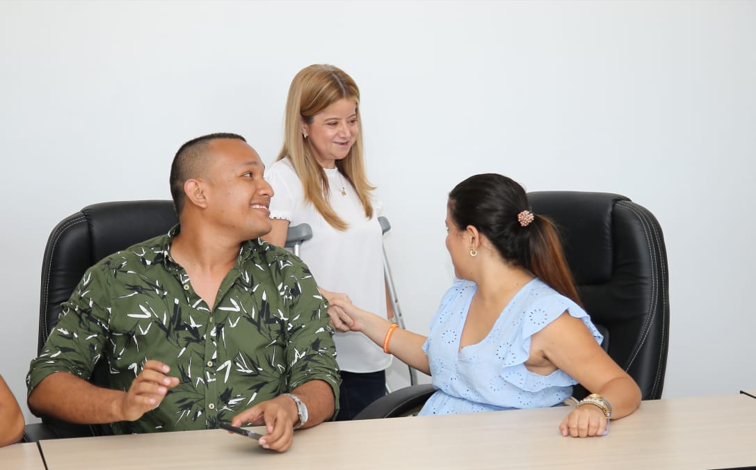 La Gobernadora Elsa Noguera llegando a la mesa del acuerdo.