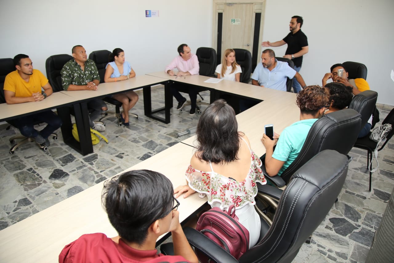 Participantes en la mesa de negociaciones