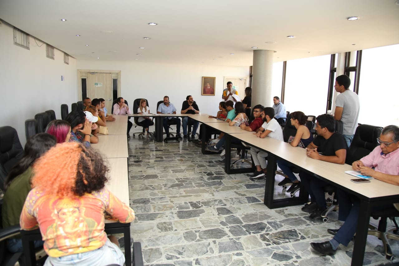 En la mesa participaron diferentes estamentos universitarios.