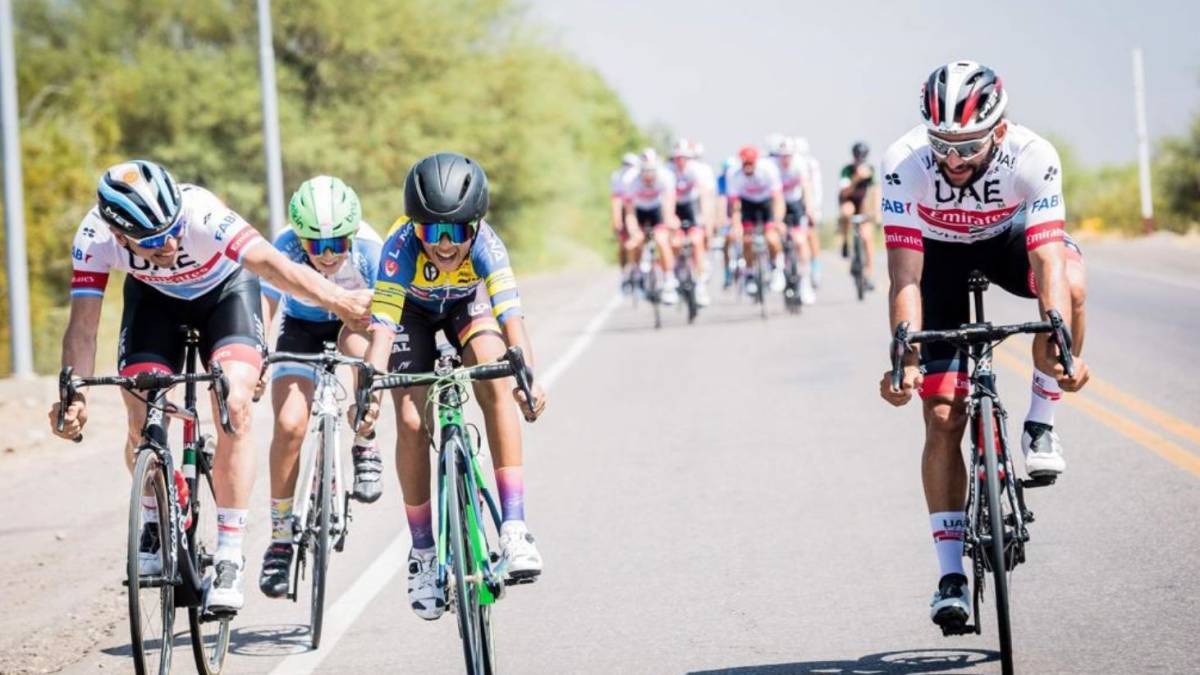 Maxi y Fernando juegan con un par de niños que encontraron en la ruta. 