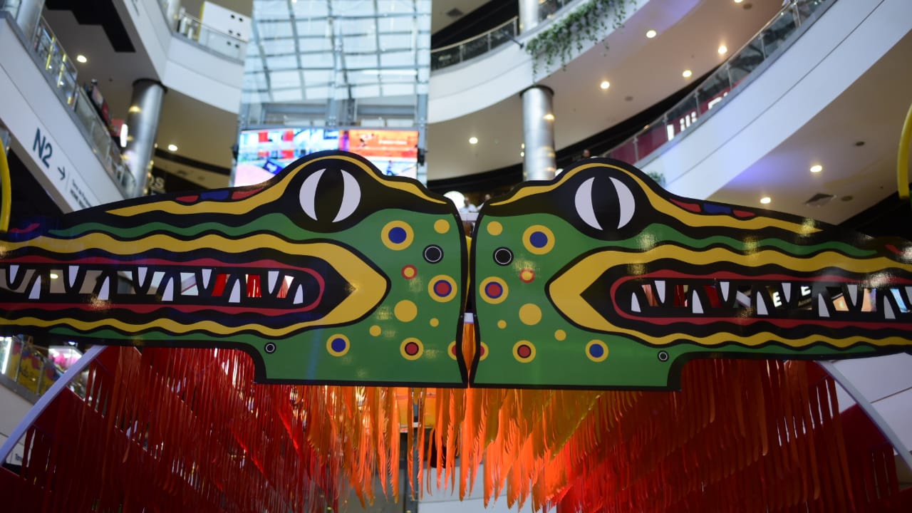 Caimanes dan la entrada al Museo