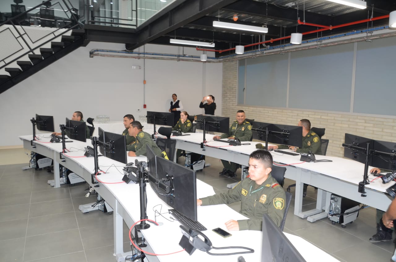 El día de la falsa inauguración pusieron a posar a los policías como si ya la sala estuviera en operación.