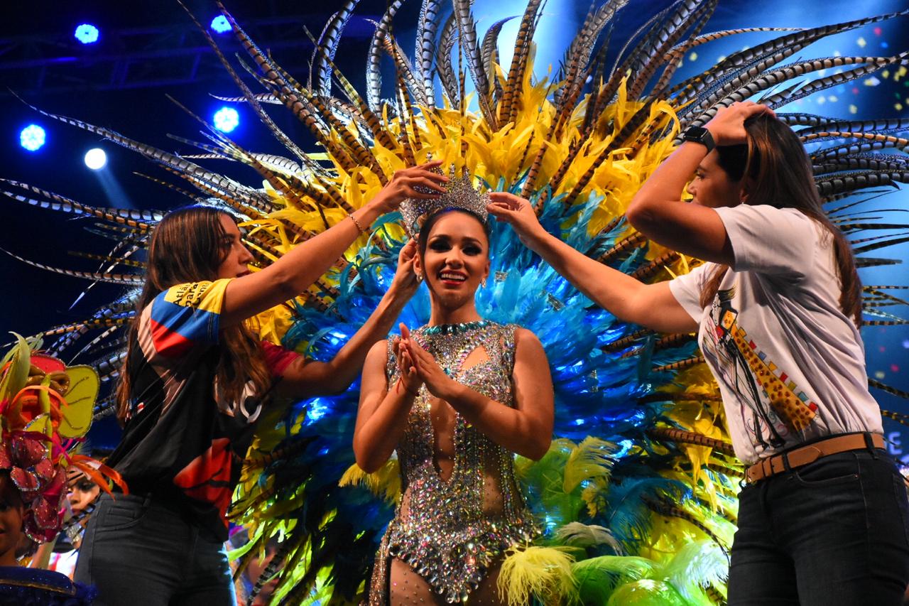 La Secretaria de Cultura del Atlántico, Marcela Dávila y su homóloga Distrital, María Teresa Fernández, le colocan la corona a la Reina.