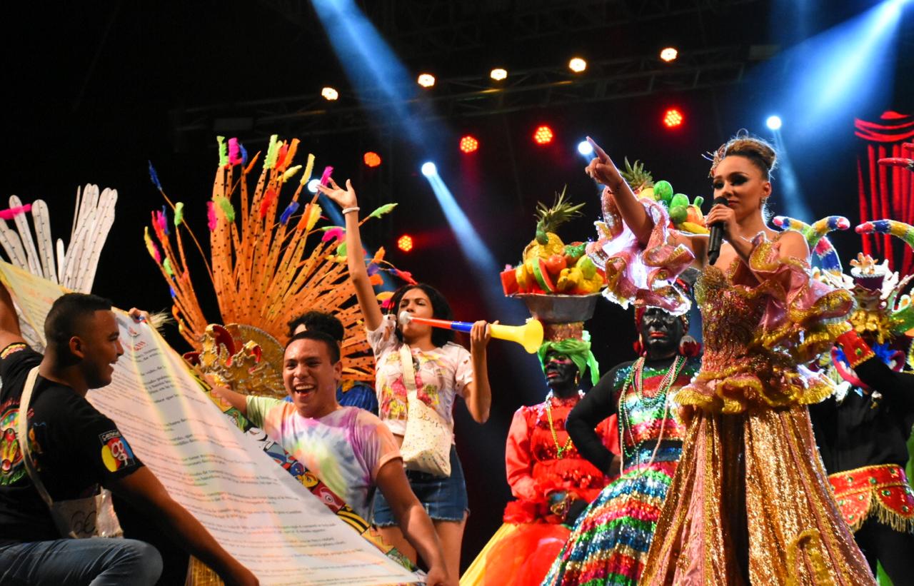 La Reina del Carnaval de la 44, Andrea Henríquez, leyendo su bando.