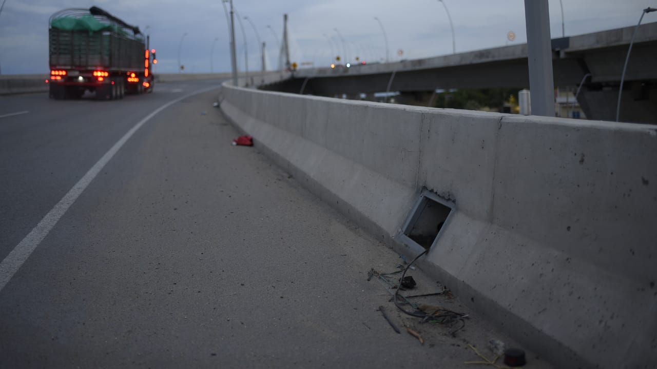 En la primera mitad del puente Pumarejo están los mayores daños.