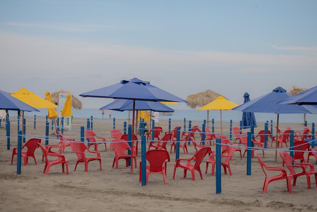 La playa funcionará en dos turnos, mañana y tarde, y en cada turno podrá recibir a máximo de 520 bañistas que deben presentar su reserva al ingreso, y usar tapaboca en todo momento, salvo al ingresar al mar.