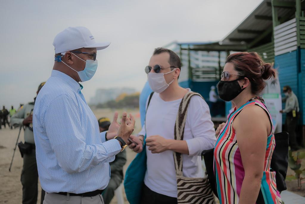 Camilo Jaramillo y Lina Baracaldo, previo cumplimiento de la reserva, fueron los primeros turistas en disfrutar de esta zona de playa de la ciudad. 