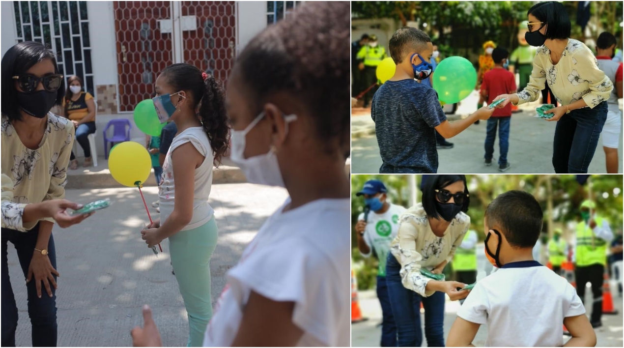 La Secretaría de Tránsito y Seguridad, Angélica Rodríguez Andrade, entrega detalles a los niños.