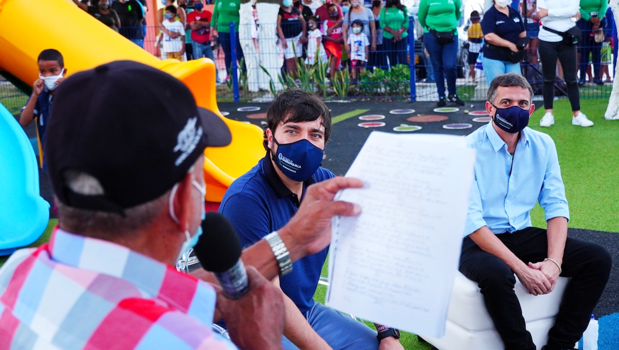 El Alcalde Pumarejo escucha a los residentes del barrio Los Laureles.