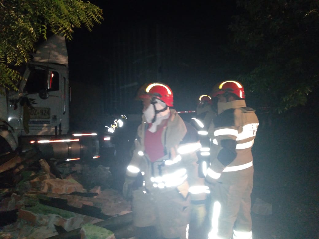 Bomberos de Sabanalarga. Bomberos de Sabanalarga atienden el accidente