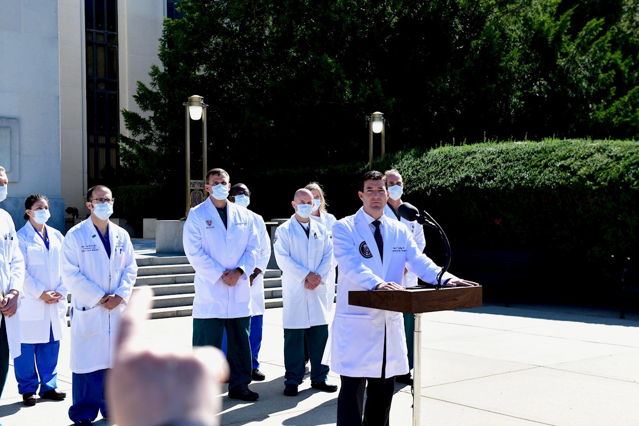 El médico Sean P. Conley ofrece una actualización sobre la condición del presidente de Estados Unidos, Donald J. Trump, en el Centro Médico Militar Nacional Walter Reed en Bethesda, Maryland, el 3 de octubre de 2020. 