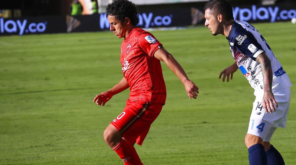 Leonardo Pico controlando un avance de Daniel Mantilla.
