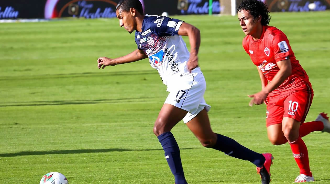 Gabriel Fuentes superando a Daniel Mantilla.