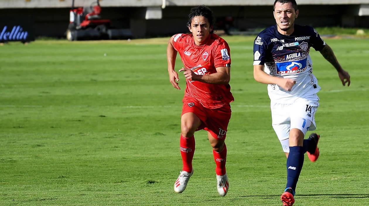 Leonardo Pico disputando el balón con Daniel Mantilla.