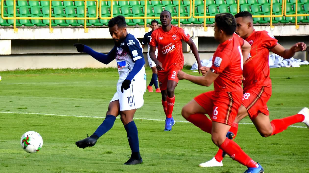 Luis 'Cariaco' González frente a tres rivales.