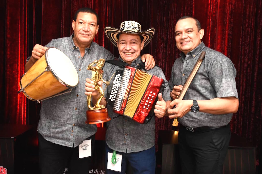 Miguel Vega celebrando con su cajero y guacharaquero.