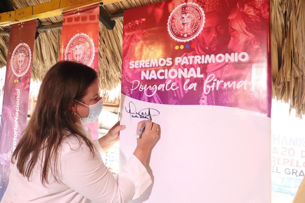 La Representante Martha Villalba, sellando el compromiso de apoyo a la iniciativa.