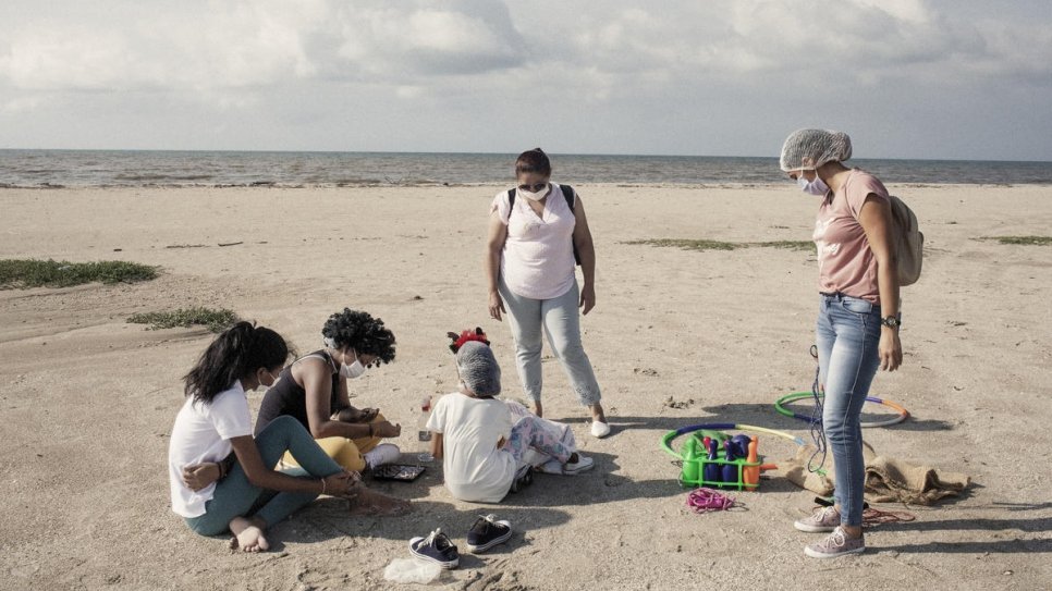 Mayerlín Vergara trabajando con menores y adolescentes en La Guajira