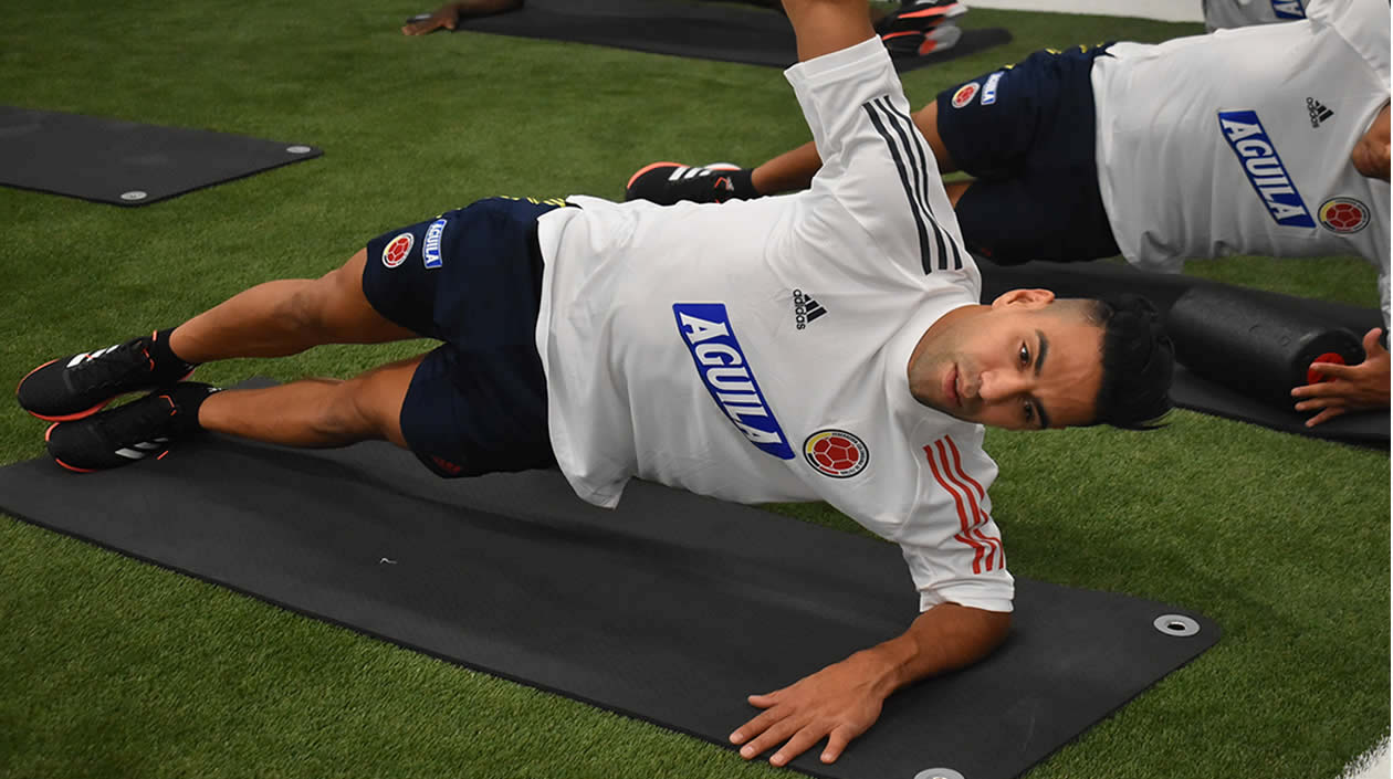 Falcao García en ejercicios de estiramiento.