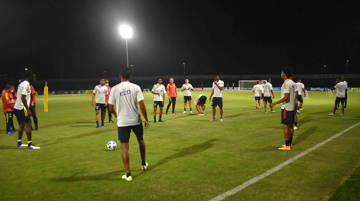 El grupo durante el entrenamiento nocturno.