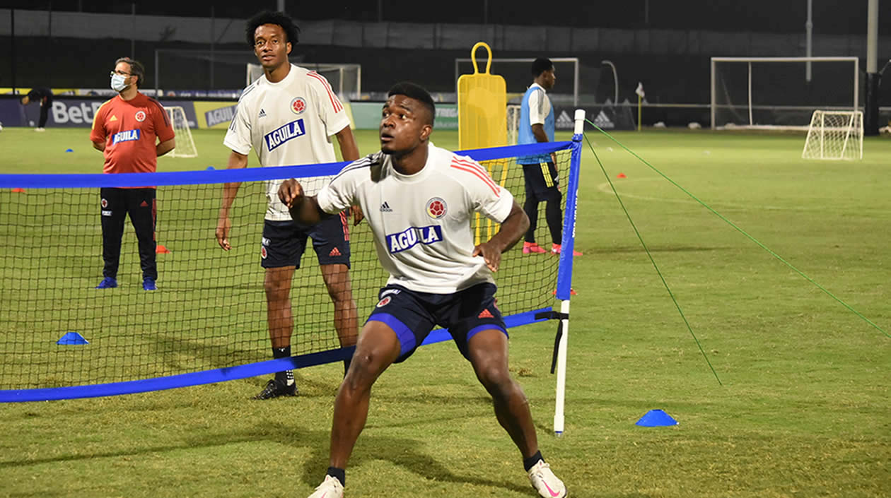 Entrenamiento con diversos elementos tácticos.
