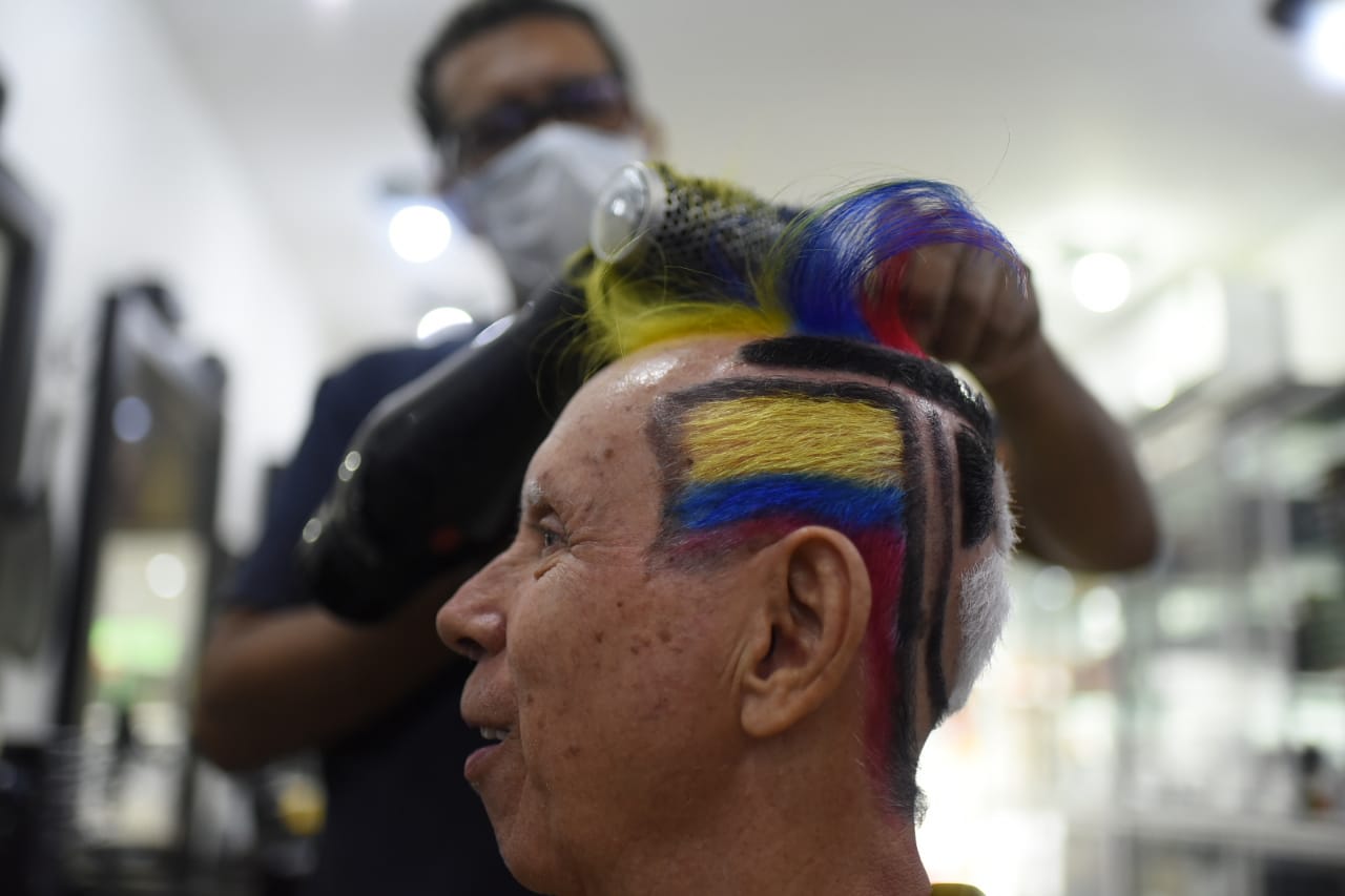 De un lado lleva la bandera de Colombia y de otro la de Catar. 