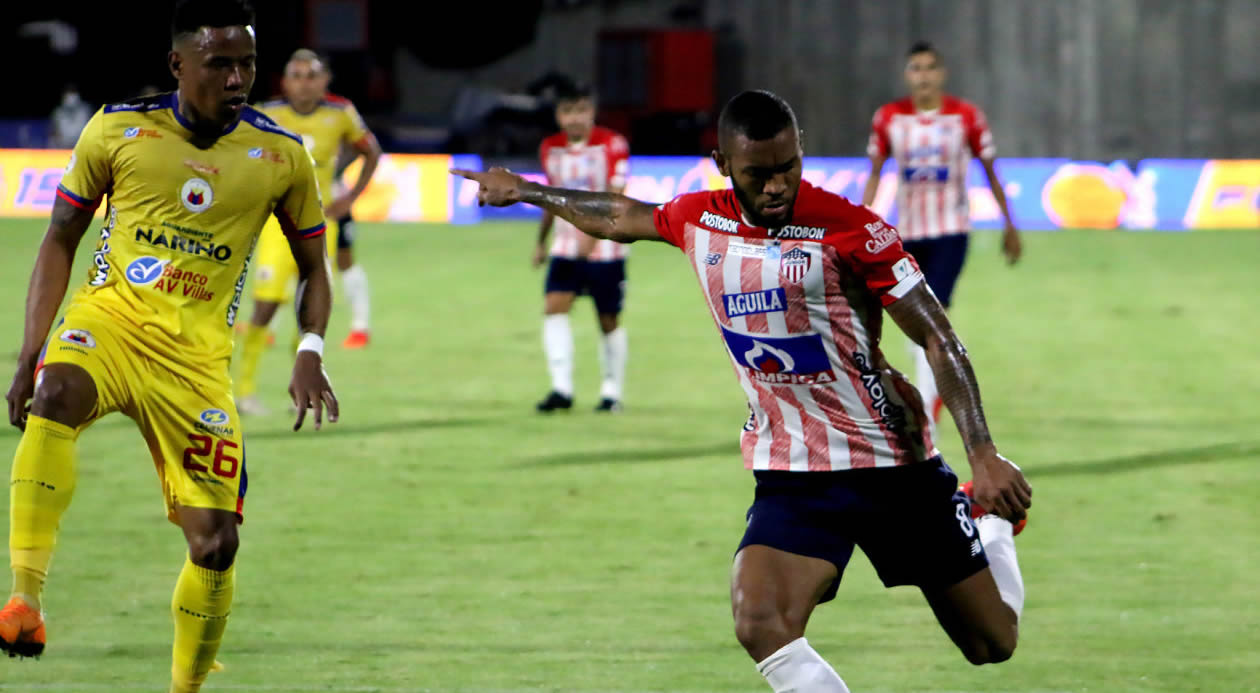 Freddy Hinestroza intentando un remate.